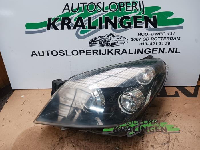 Używane Reflektor lewy Opel Astra H GTC (L08) 1.6 16V Twinport Cena € 249,99 Procedura marży oferowane przez Autosloperij Kralingen B.V.