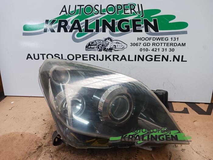 Używane Reflektor prawy Opel Astra H GTC (L08) 1.6 16V Twinport Cena € 249,99 Procedura marży oferowane przez Autosloperij Kralingen B.V.