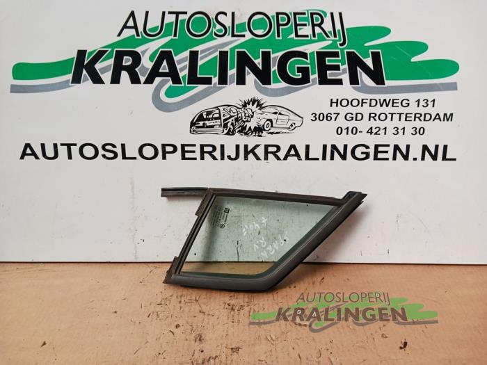 Usados Ventanilla triangular derecha delante Chevrolet Spark (M300) 1.0 16V Precio € 50,00 Norma de margen ofrecido por Autosloperij Kralingen B.V.