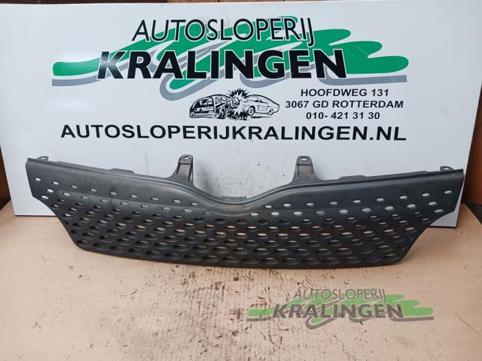 Begagnade Grill Toyota Yaris Verso (P2) 1.5 16V Pris € 29,99 Marginaltabell erbjuds av Autosloperij Kralingen B.V.