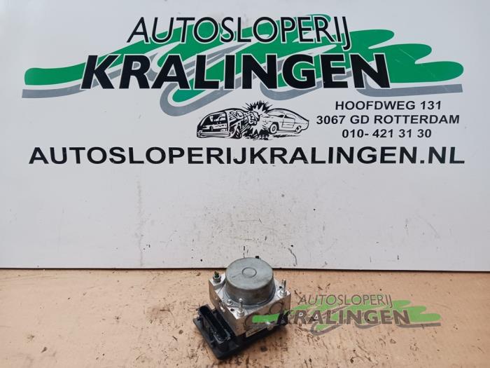 Usagé Bloc ABS Renault Clio III (BR/CR) 1.5 dCi FAP Prix € 9,98 Règlement à la marge proposé par Autosloperij Kralingen B.V.