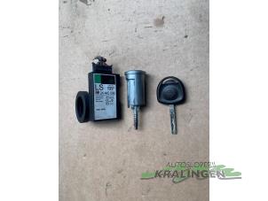 Usados Cerradura de contacto y llave Opel Corsa C (F08/68) 1.2 16V Precio € 49,98 Norma de margen ofrecido por Autosloperij Kralingen B.V.