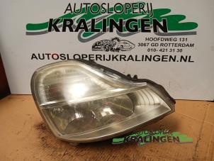 Usagé Phare droit Renault Modus/Grand Modus (JP) 1.2 16V Prix € 49,99 Règlement à la marge proposé par Autosloperij Kralingen B.V.