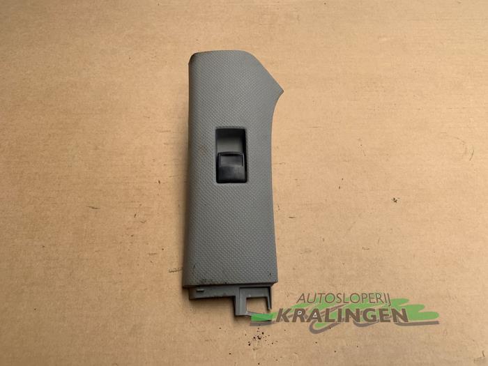 Usados Interruptor de ventanilla eléctrica Toyota Yaris II (P9) 1.0 12V VVT-i Precio € 9,99 Norma de margen ofrecido por Autosloperij Kralingen B.V.