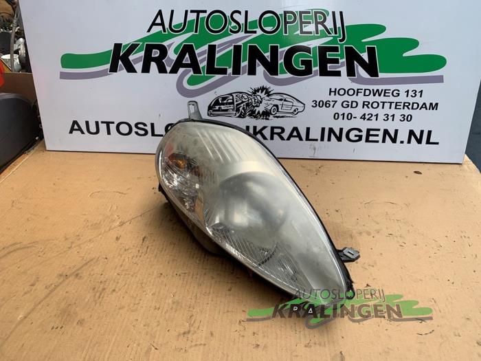 Używane Reflektor prawy Fiat Grande Punto (199) 1.3 JTD Multijet 16V 85 Actual Cena € 29,99 Procedura marży oferowane przez Autosloperij Kralingen B.V.