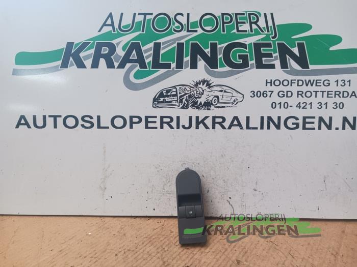 Usados Interruptor de ventanilla eléctrica Opel Astra H (L48) 1.6 16V Twinport Precio € 9,99 Norma de margen ofrecido por Autosloperij Kralingen B.V.