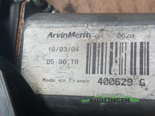 Używane Mechanizm szyby prawej przedniej wersja 4-drzwiowa Renault Espace (JK) 3.5 V6 24V Phase II Cena na żądanie oferowane przez Autosloperij Kralingen B.V.