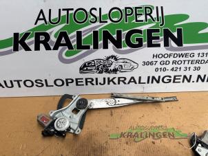 Używane Mechanizm szyby prawej przedniej wersja 4-drzwiowa Chevrolet Kalos (SF48) 1.4 Cena € 14,99 Procedura marży oferowane przez Autosloperij Kralingen B.V.