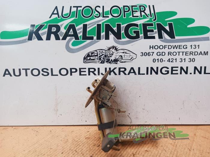 Usagé Pompe essence Mazda 323 F (BG14) 1.6i 16V Prix € 39,99 Règlement à la marge proposé par Autosloperij Kralingen B.V.