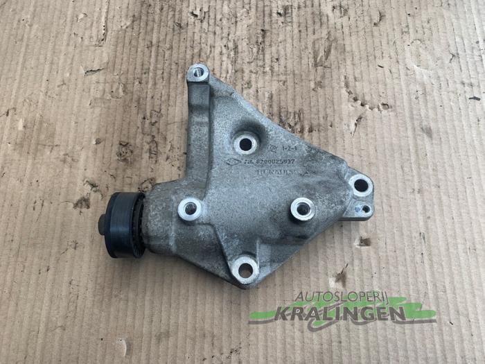 Usagé Support dynamo bas Renault Twingo (C06) 1.2 Prix € 29,99 Règlement à la marge proposé par Autosloperij Kralingen B.V.