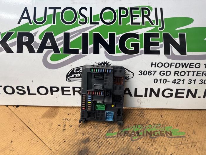 Begagnade Säkringsbox Peugeot 208 I (CA/CC/CK/CL) 1.2 Vti 12V PureTech 82 Pris € 24,95 Marginaltabell erbjuds av Autosloperij Kralingen B.V.