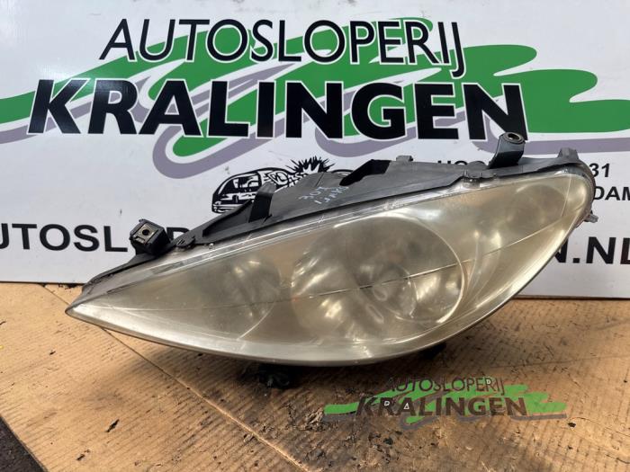 Używane Reflektor lewy Peugeot 307 CC (3B) 2.0 16V Cena € 34,99 Procedura marży oferowane przez Autosloperij Kralingen B.V.