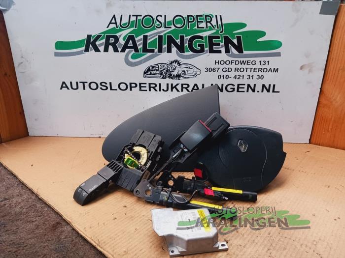 Begagnade Airbagset Renault Twingo II (CN) 1.2 Pris € 249,99 Marginaltabell erbjuds av Autosloperij Kralingen B.V.