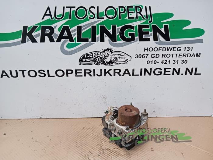 Usagé Bloc ABS Toyota Yaris (P1) 1.3 16V VVT-i Prix € 19,99 Règlement à la marge proposé par Autosloperij Kralingen B.V.
