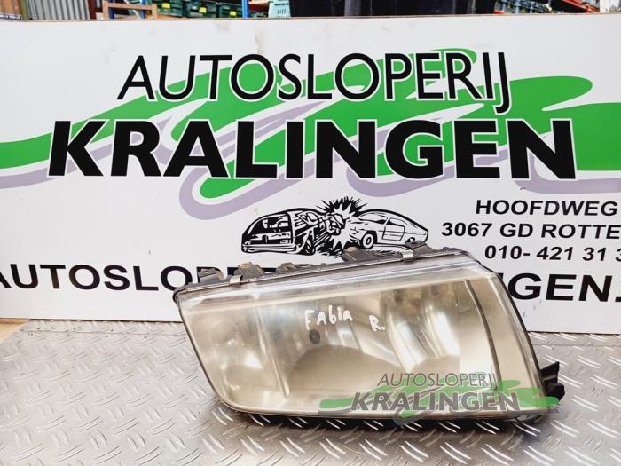 Używane Reflektor prawy Skoda Fabia (6Y2) 1.4i 16V Cena € 24,98 Procedura marży oferowane przez Autosloperij Kralingen B.V.