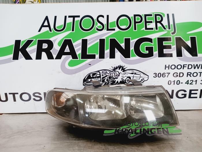 Używane Reflektor prawy Seat Leon (1M1) 1.6 16V Cena € 19,99 Procedura marży oferowane przez Autosloperij Kralingen B.V.