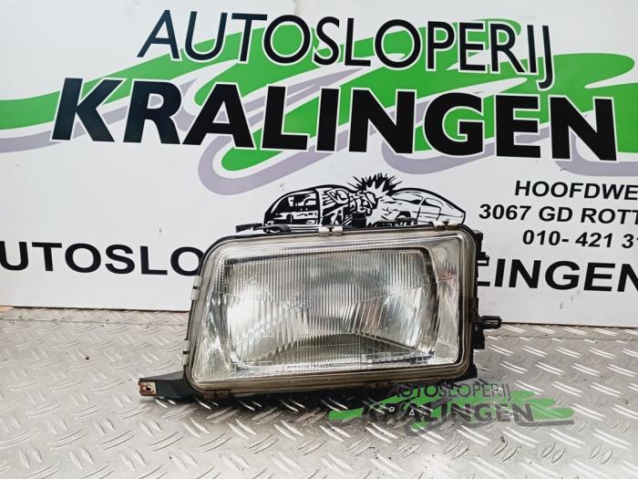 Używane Reflektor lewy Audi 80 Avant (B4) 2.0 E,S Cena € 19,98 Procedura marży oferowane przez Autosloperij Kralingen B.V.