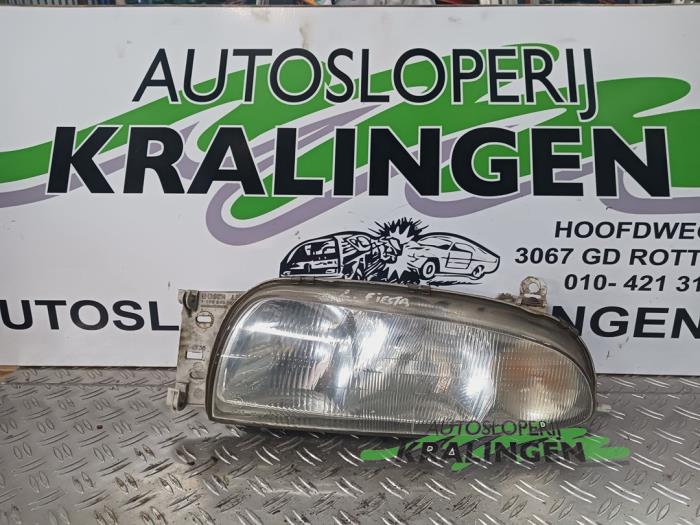 Gebrauchte Scheinwerfer links Ford Fiesta 4 1.3i Preis € 29,99 Margenregelung angeboten von Autosloperij Kralingen B.V.
