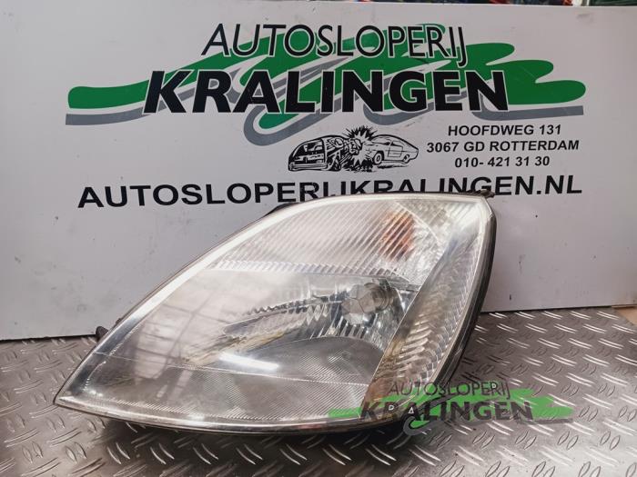 Używane Reflektor lewy Ford Fiesta 5 (JD/JH) 1.3 Cena na żądanie oferowane przez Autosloperij Kralingen B.V.