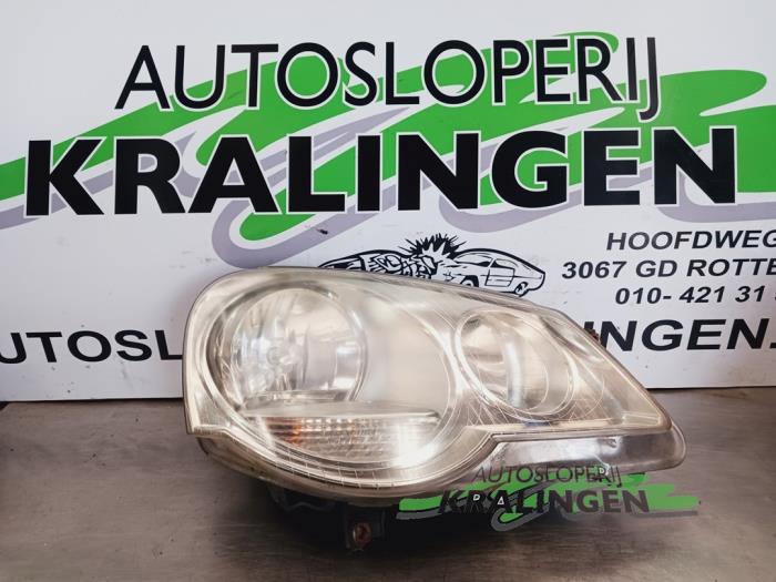 Używane Reflektor prawy Volkswagen Polo IV (9N1/2/3) 1.4 16V 75 Cena € 49,99 Procedura marży oferowane przez Autosloperij Kralingen B.V.