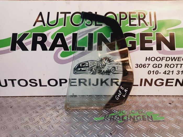 Usados Ventanilla triangular izquierda detrás Volkswagen Golf V (1K1) 2.0 FSI 16V Precio € 49,99 Norma de margen ofrecido por Autosloperij Kralingen B.V.