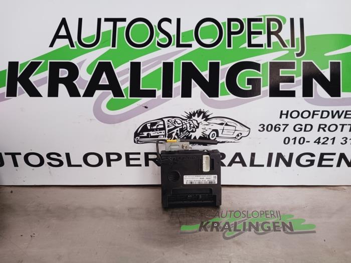 Used Body control computer Hyundai Santa Fe II (CM) 2.2 CRDi 16V 4x2 Price € 49,99 Margin scheme offered by Autosloperij Kralingen B.V.