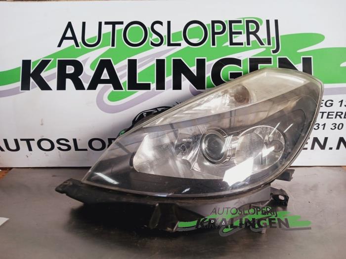 Używane Reflektor lewy Renault Clio III (BR/CR) 1.4 16V Cena € 74,98 Procedura marży oferowane przez Autosloperij Kralingen B.V.