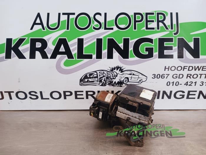 Begagnade Högtryckspump Citroen C5 II Break (RE) 2.0 16V Pris på förfrågan erbjuds av Autosloperij Kralingen B.V.
