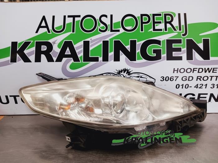 Używane Reflektor prawy Mazda 5 (CR19) 2.0i 16V Cena € 49,99 Procedura marży oferowane przez Autosloperij Kralingen B.V.