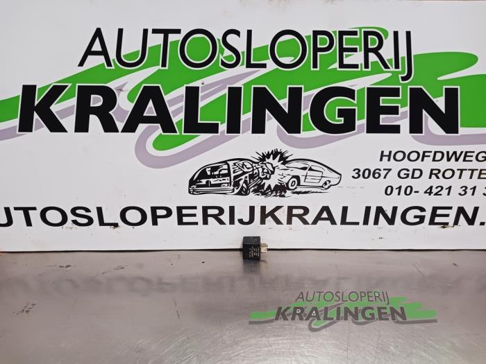 Używane Przekaznik Volkswagen Golf III Cabrio Restyling (1E7) 2.0 Cena € 24,98 Procedura marży oferowane przez Autosloperij Kralingen B.V.