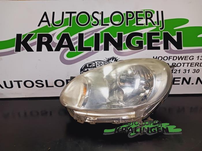Używane Reflektor lewy Nissan Micra (K13) 1.2 12V DIG-S Cena € 99,99 Procedura marży oferowane przez Autosloperij Kralingen B.V.