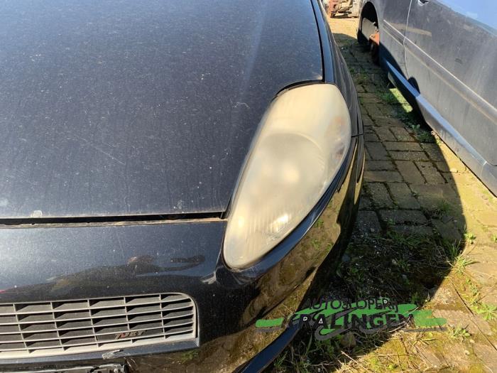 Używane Reflektor lewy Fiat Grande Punto (199) 1.4 T-Jet 16V Cena € 49,99 Procedura marży oferowane przez Autosloperij Kralingen B.V.