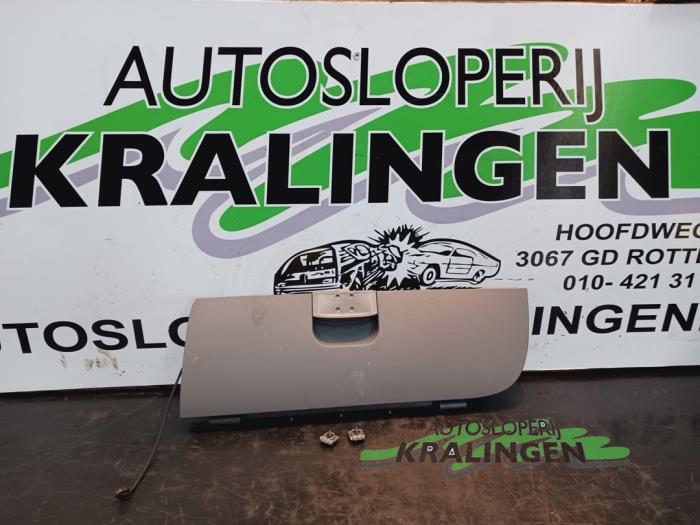 Begagnade Handskfack Peugeot 107 1.0 12V Pris € 49,99 Marginaltabell erbjuds av Autosloperij Kralingen B.V.