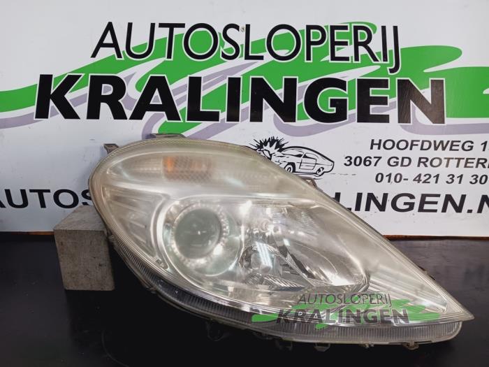 Używane Reflektor prawy Citroen C8 (EA/EB) 2.0 HPi 16V Cena € 49,99 Procedura marży oferowane przez Autosloperij Kralingen B.V.