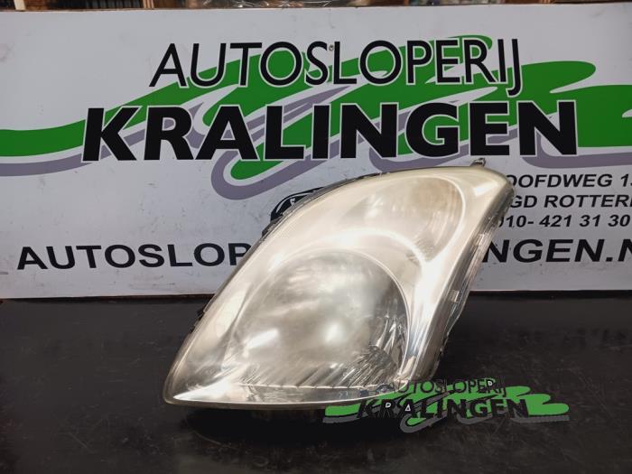 Używane Reflektor lewy Suzuki Swift (ZA/ZC/ZD1/2/3/9) 1.3 VVT 16V Cena € 49,99 Procedura marży oferowane przez Autosloperij Kralingen B.V.