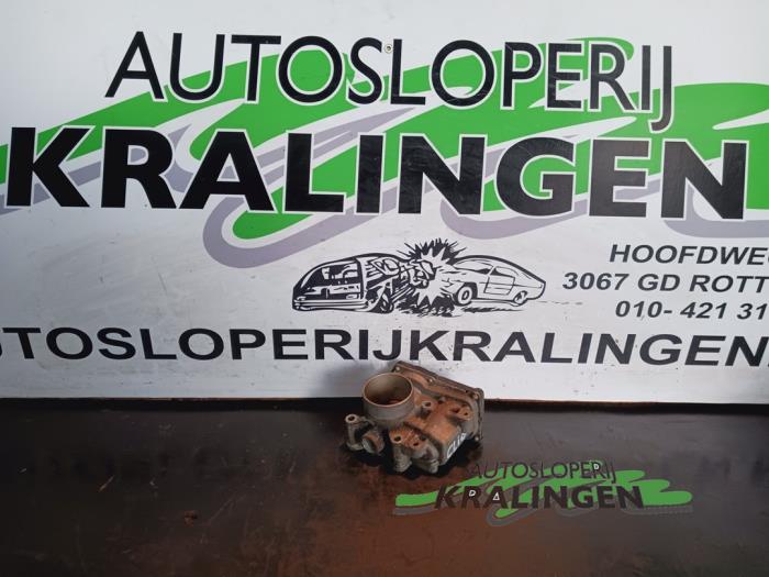 Usagé Boitier papillon Renault Clio III (BR/CR) 1.2 16V 75 Prix € 49,99 Règlement à la marge proposé par Autosloperij Kralingen B.V.