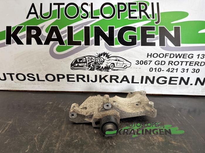 Used Alternator upper bracket Renault Clio III (BR/CR) 1.2 16V 75 Price € 199,99 Margin scheme offered by Autosloperij Kralingen B.V.