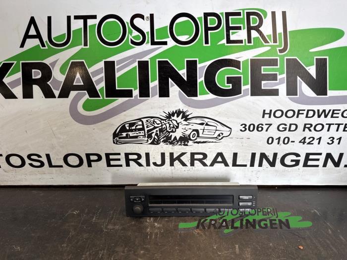 Używane Panel obslugi radia BMW 5 serie Touring (E39) 523i 24V Cena € 49,99 Procedura marży oferowane przez Autosloperij Kralingen B.V.