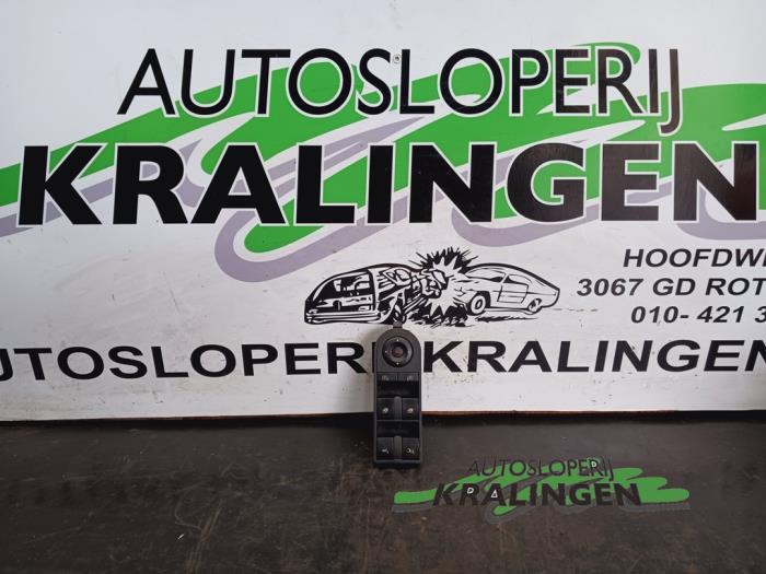 Usados Interruptor de ventanilla eléctrica Opel Tigra Twin Top 1.8 16V Precio € 49,99 Norma de margen ofrecido por Autosloperij Kralingen B.V.