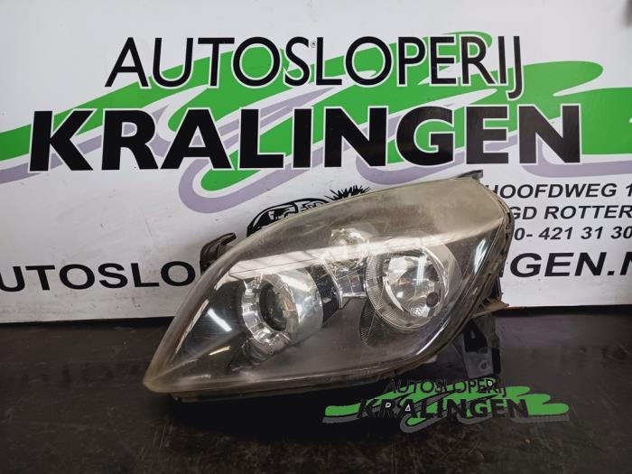 Używane Reflektor lewy Opel Tigra Twin Top 1.8 16V Cena € 149,99 Procedura marży oferowane przez Autosloperij Kralingen B.V.