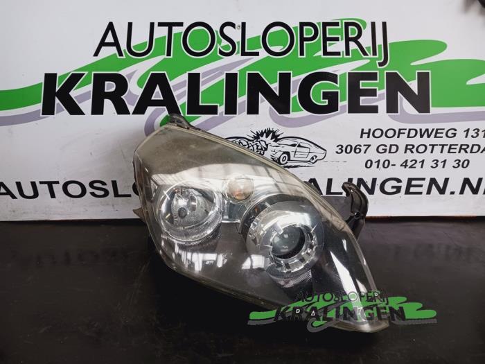 Używane Reflektor prawy Opel Tigra Twin Top 1.8 16V Cena € 149,99 Procedura marży oferowane przez Autosloperij Kralingen B.V.