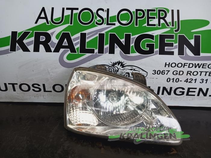 Używane Reflektor prawy Kia Carens II (FJ) 1.8i 16V Cena na żądanie oferowane przez Autosloperij Kralingen B.V.