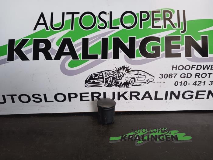Begagnade Askkopp, fram Renault Clio III (BR/CR) 1.2 16V 75 Pris € 9,99 Marginaltabell erbjuds av Autosloperij Kralingen B.V.