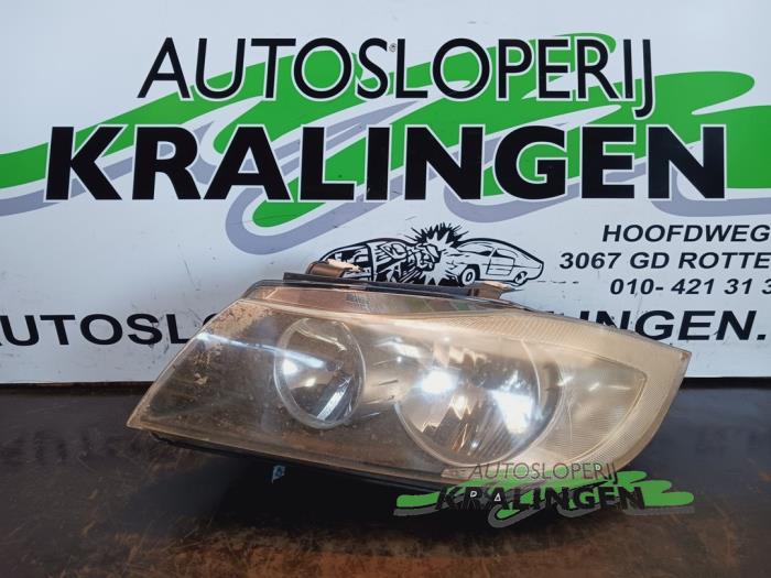 Używane Reflektor lewy BMW 3 serie (E90) 318i 16V Cena € 99,99 Procedura marży oferowane przez Autosloperij Kralingen B.V.