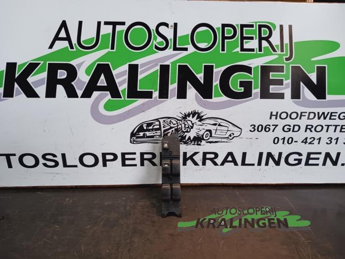 Usados Interruptor de ventanilla eléctrica Mitsubishi Outlander (CU) 2.0 16V 4x4 Precio € 39,99 Norma de margen ofrecido por Autosloperij Kralingen B.V.