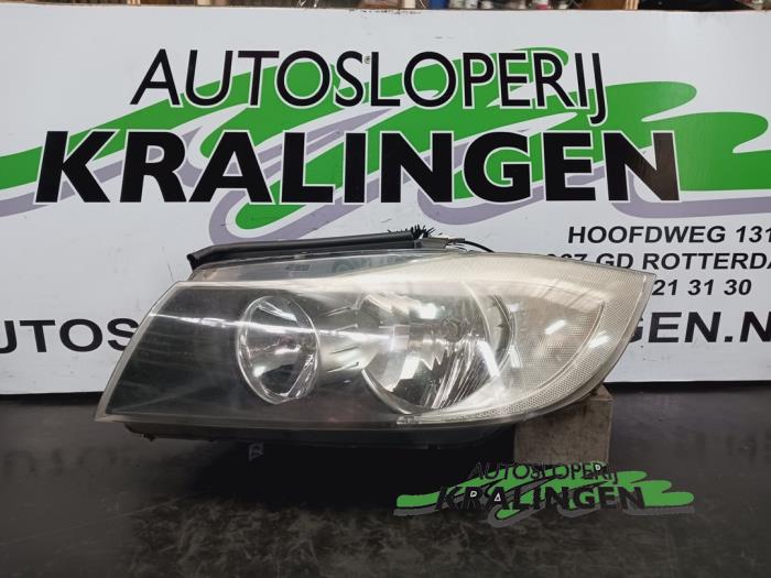 Używane Reflektor lewy BMW 3 serie (E90) 320i 16V Cena € 99,99 Procedura marży oferowane przez Autosloperij Kralingen B.V.
