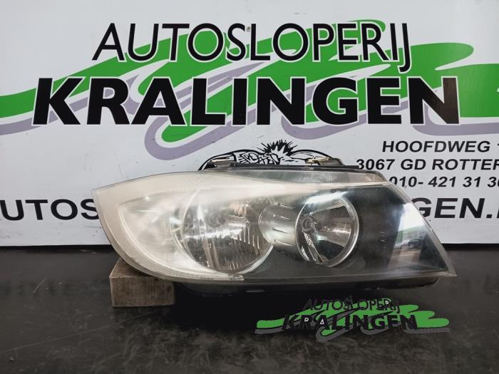 Używane Reflektor prawy BMW 3 serie (E90) 320i 16V Cena € 99,99 Procedura marży oferowane przez Autosloperij Kralingen B.V.