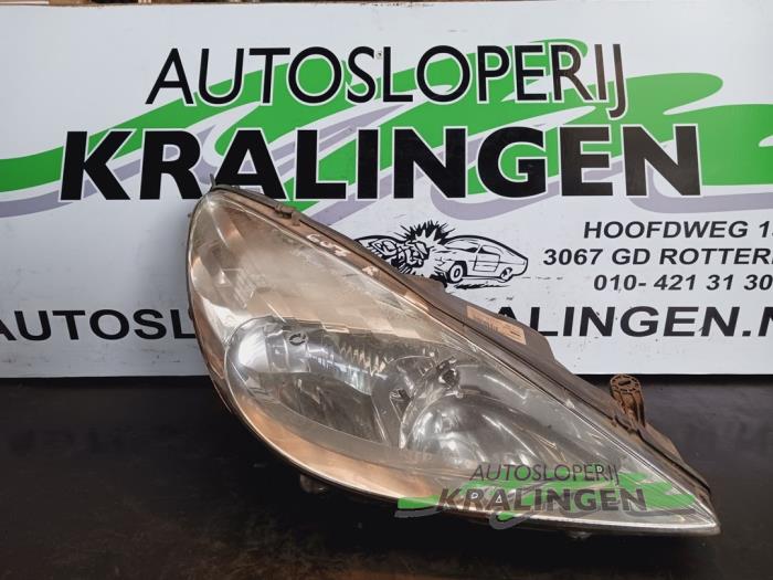 Używane Reflektor prawy Peugeot 607 (9D/U) 2.7 HDi V6 24V Cena € 49,99 Procedura marży oferowane przez Autosloperij Kralingen B.V.