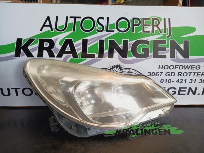 Używane Reflektor prawy Opel Corsa D 1.2 16V Cena € 99,98 Procedura marży oferowane przez Autosloperij Kralingen B.V.