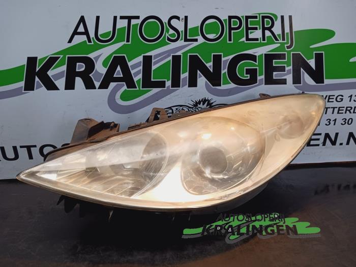 Używane Reflektor lewy Peugeot 307 SW (3H) 1.6 16V Cena € 39,98 Procedura marży oferowane przez Autosloperij Kralingen B.V.